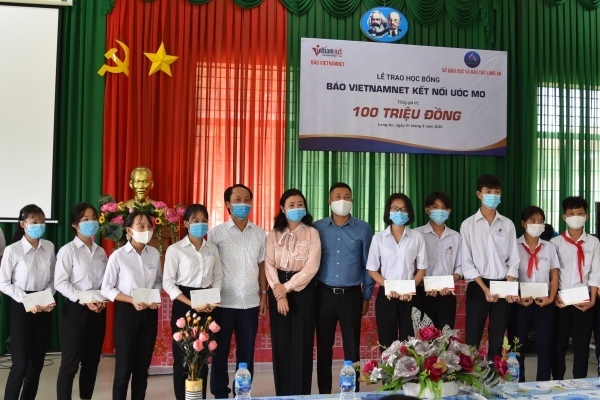Báo VietNamNet trao 50 suất học bổng trị giá 100 triệu đồng cho học sinh tỉnh Long An