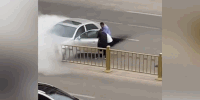 Ba người đàn ông dũng cảm giải cứu tài xế khỏi ô tô bốc khói nghi ngút