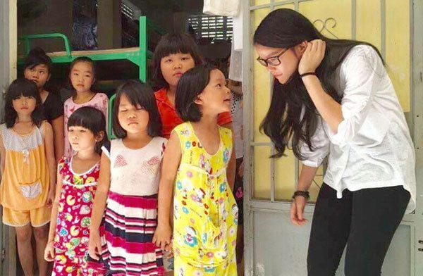 Kind-hearted schoolgirl helps unfortunate children