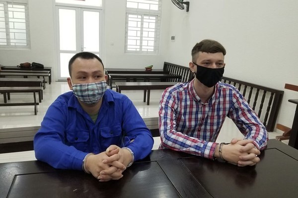 Người đàn ông ngoại quốc bán ma túy trên phố cổ Hà Nội