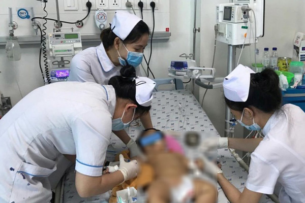 Bé 9 tháng tuổi bị điện giật vì nghịch bóng đèn ở bàn thờ ông địa