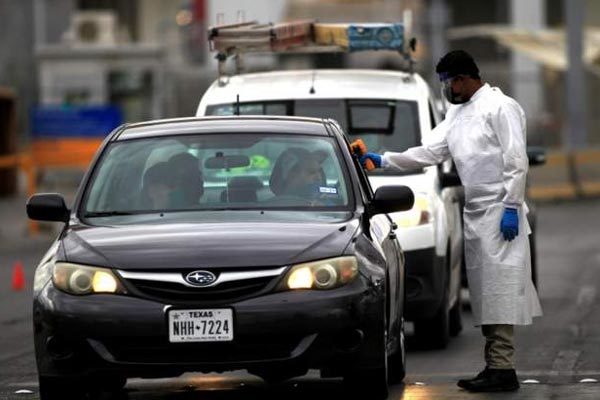 WHO cảnh báo không có 'viên đạn bạc' diệt Covid-19, ông Trump công kích cố vấn