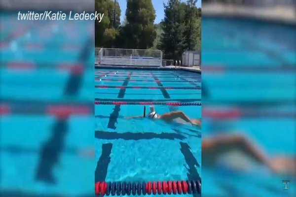 Video vận động viên Olympic giữ thăng bằng ly sữa trên đầu khi bơi