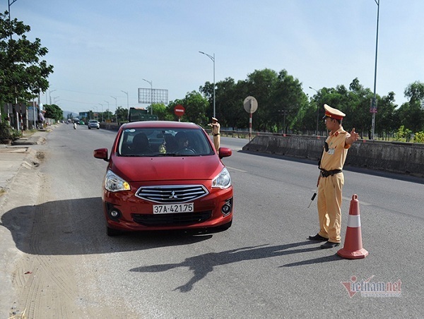 Từ 5/8, Cảnh sát giao thông có thêm những quyền gì đối với lái xe?