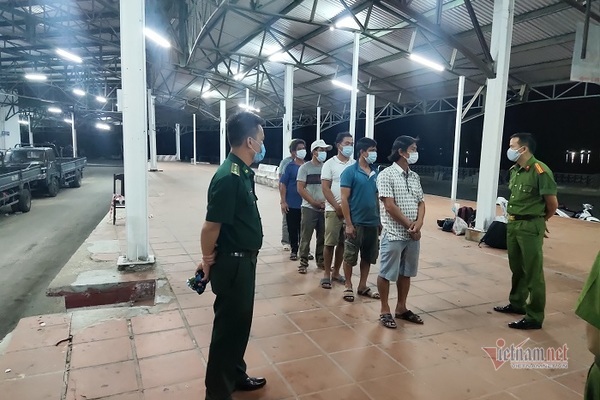 Sáu người đi bộ ven biển từ Đà Nẵng ra Huế để trốn cách ly