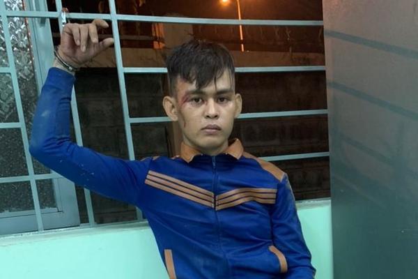 Nhóm thanh niên táo tợn kề dao vào cổ tài xế taxi cướp tài sản