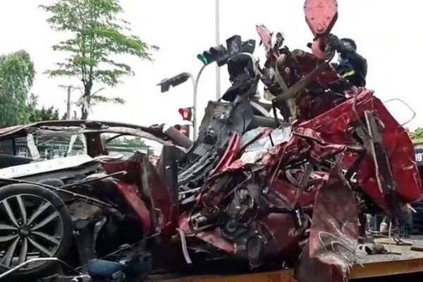 Vụ container đè ô tô làm 3 người tử vong ở Long Biên: Nạn nhân đi lễ ngày rằm