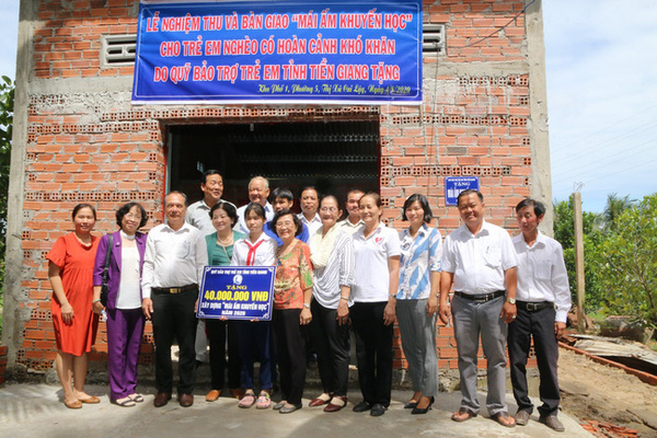 Tiền Giang: Bàn giao Mái ấm khuyến học cho học sinh nghèo