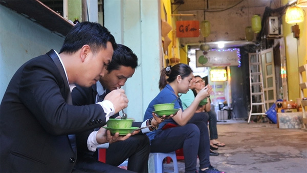 Crab soup with black eggs: a creamy afternoon snack