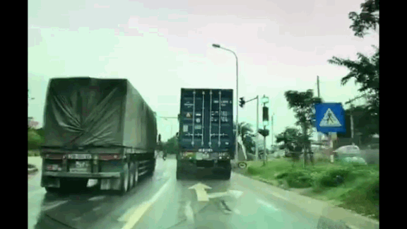 Xe container vượt phải, ép ngã xe máy khiến nữ sinh thiệt mạng