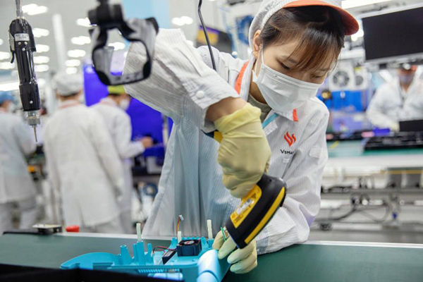 Ảnh sản xuất máy thở ‘Made in Vietnam’ tràn ngập AFP, Bloomberg, Reuters