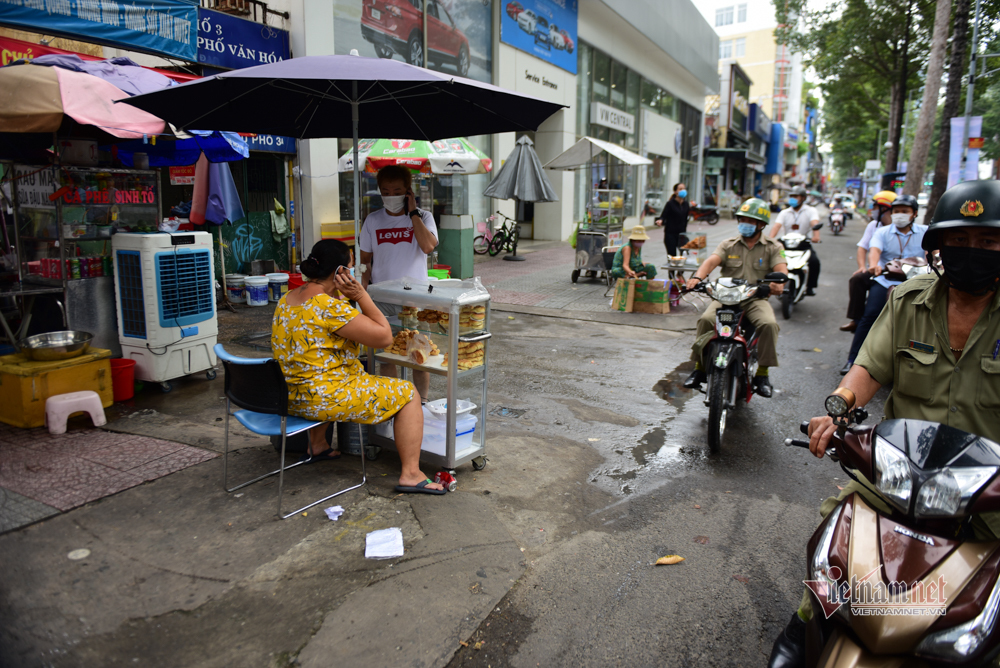 Phạt đến 300 ngàn, trăm người dân đeo khẩu trang bên ly cà phê ở Sài Gòn
