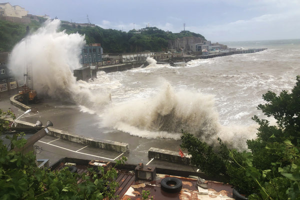 Bão mạnh tấn công Trung Quốc, gây lũ lớn cuốn phăng nhiều ôtô