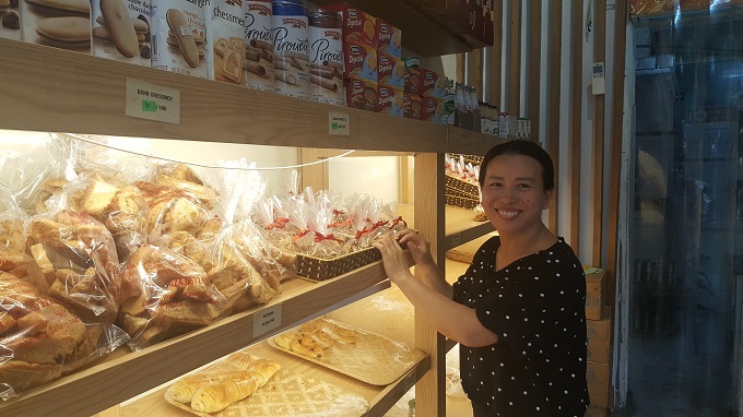 Học làm bánh, chị Thanh không những thoát nghèo mà còn trở thành chủ tiệm