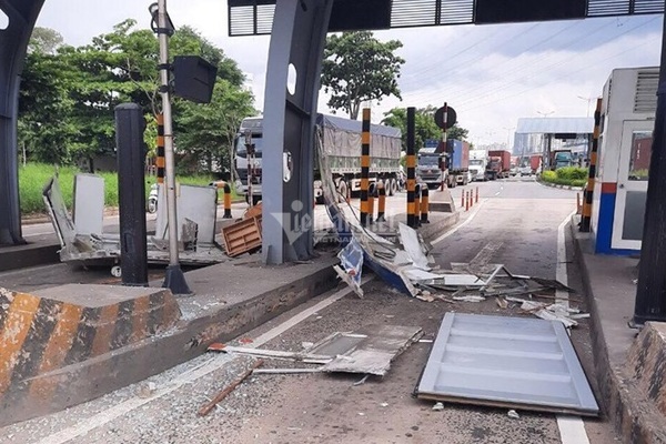 Cửa thùng xe container đập nát cabin trạm thu phí ở Sài Gòn