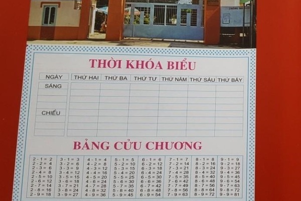 Trường tiểu học bán bìa bọc vở in sai bảng cửu chương cho học sinh