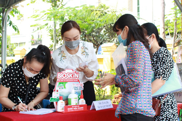 Dược Hậu Giang tài trợ gel rửa tay Bioskin cho các điểm thi tốt nghiệp THTP tại Cần  Thơ