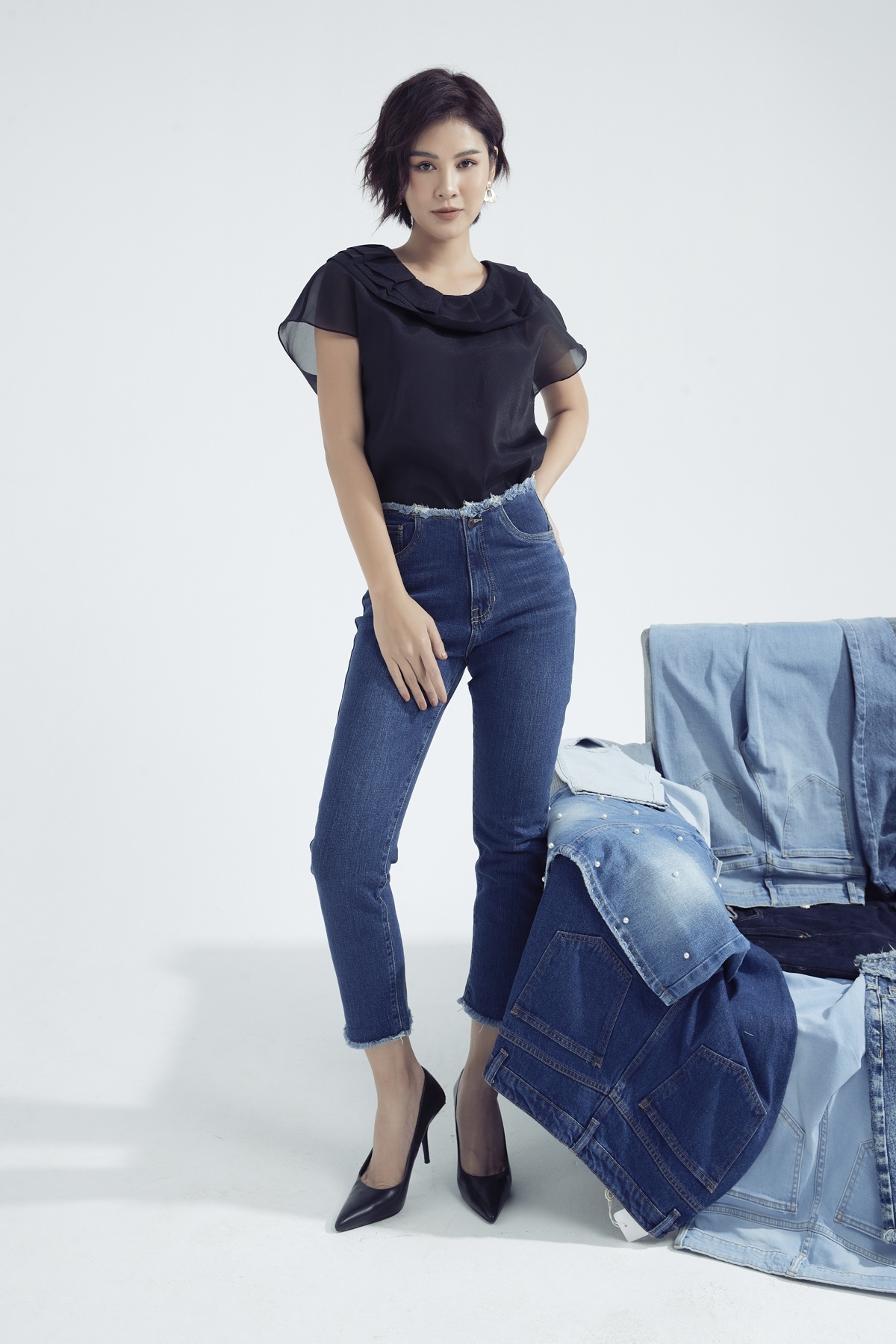 BTV Thu Hoài năng động với set jeans