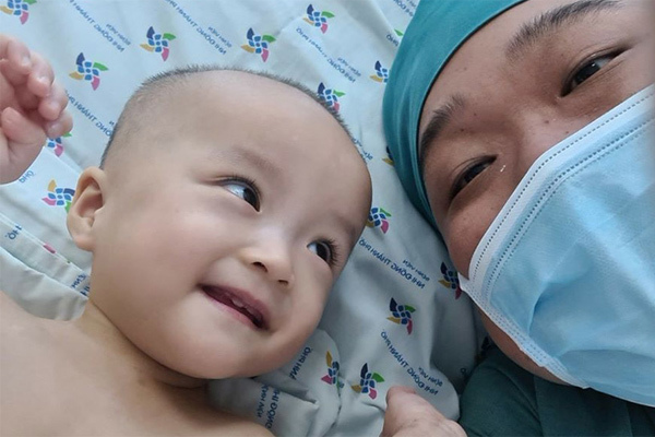 Trúc Nhi - Diệu Nhi sẽ tập đi sau 6 tuần