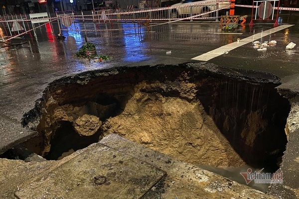 Xuất hiện ‘hố tử thần’ giữa ngã tư đường sau trận mưa trút nước ở Sài Gòn