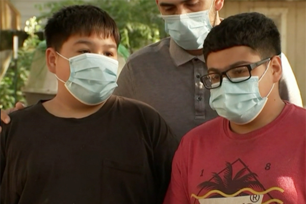 Hai cậu bé mất hết bố mẹ trong nửa tháng vì Covid-19 ở Mỹ