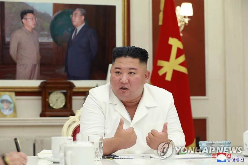 Kim Jong Un đích thân thăm làng bị lũ lụt, phát gạo cho dân