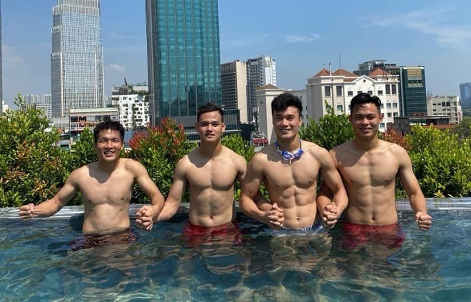 Bạn là một người yêu thể thao và hâm mộ các tuyển thủ Việt Nam? Hãy xem hình ảnh này và bạn sẽ được đắm mình trong niềm hãnh diện và tinh thần đồng đội của đội tuyển Việt Nam.