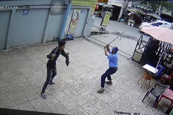 Truy bắt nam thanh niên chém bảo vệ lớn tuổi nhập viện