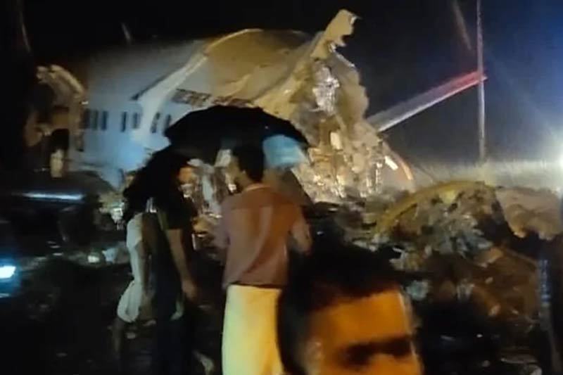 Máy bay Ấn Độ chở 191 khách rơi xuống vực, vỡ làm đôi May-bay-an-do-cho-191-khach-roi-xuong-vuc-vo-lam-doi