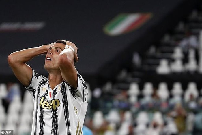 Juventus bị loại đau C1, HLV Sarri nói khiến Ronaldo tức thêm