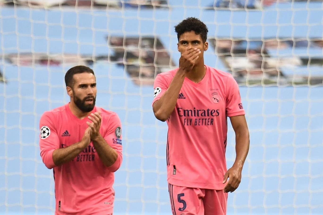 Varane xin lỗi đồng đội Real sau màn trình diễn thảm họa