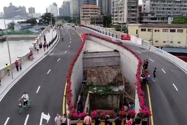 Ngôi nhà kỳ quặc nằm án ngữ giữa cầu cao tốc
