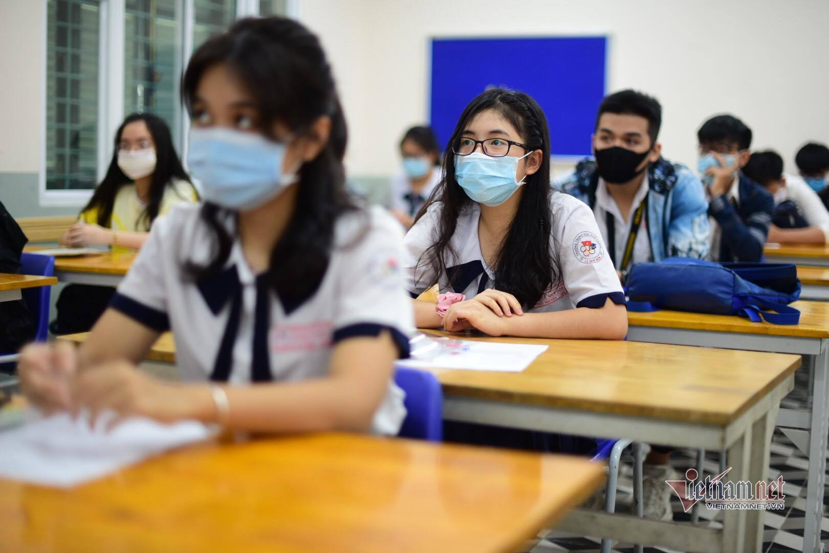 Tám thí sinh đi xe chuyên dụng từ thôn bị phong tỏa đến trường thi