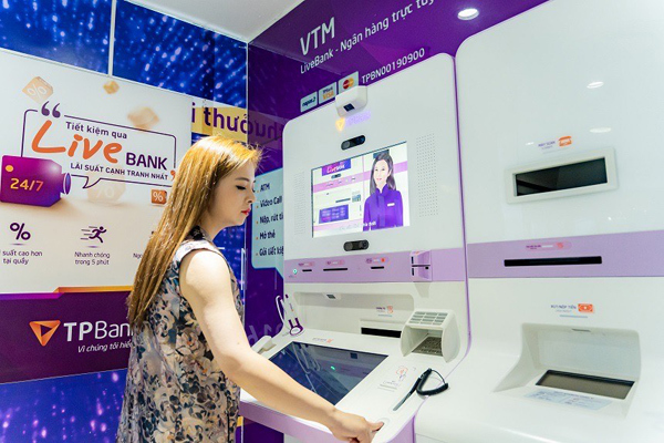 Giới trẻ hào hứng trải nghiệm ngân hàng tự động bằng nhận diện khuôn mặt