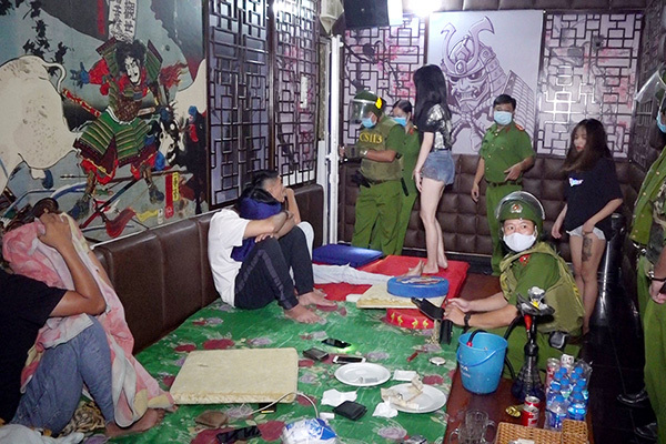 Chủ và nhân viên quán karaoke 'bay lắc' cùng khách