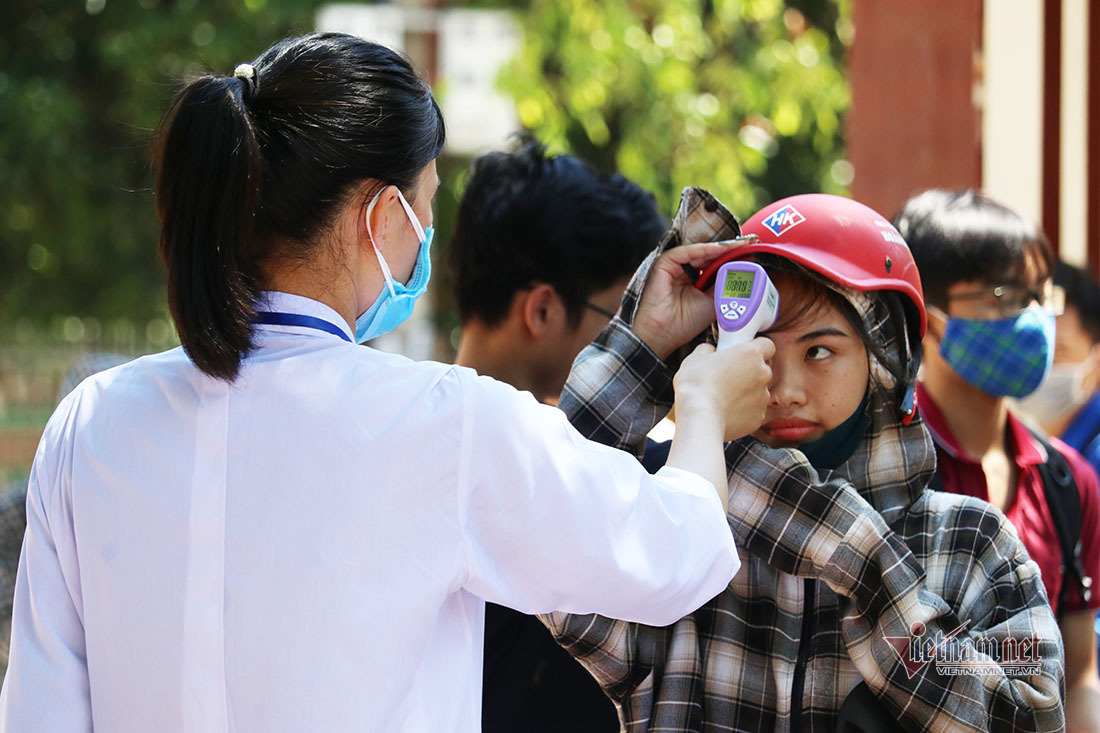 Nhiều thí sinh hốt hoảng vì đo thân nhiệt gần 40 độ