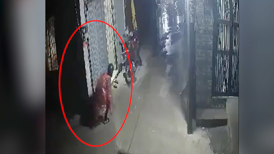 Tên trộm rình mò bẻ khóa xe SH khi trời đang mưa