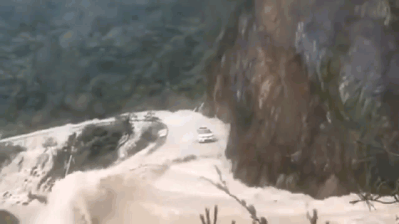 Giải cứu 3 người mắc kẹt trong ô tô giữa dòng lũ cuồn cuộn