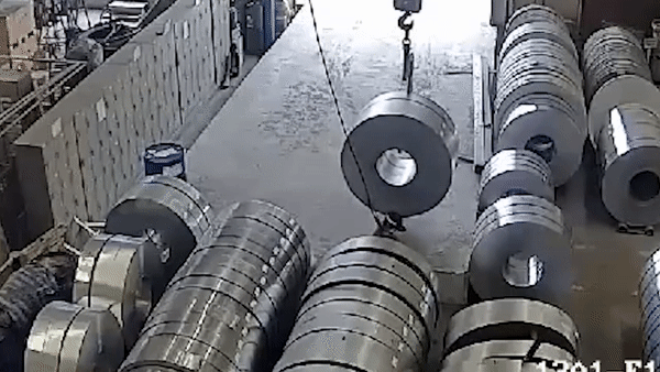 Nam công nhân bị cuộn thép 3 tấn đè lên người