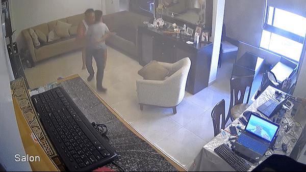 Người cha bảo vệ con trai trong vụ nổ 'tận thế'