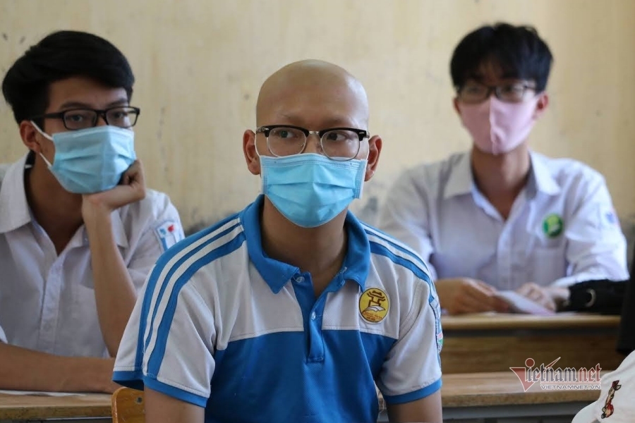 Vừa truyền xong hóa chất, nam sinh mắc ung thư xin mẹ đến trường thi