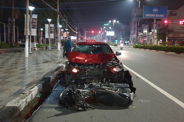 Bị xe taxi đâm văng hàng chục mét, nam sinh tử vong tại chỗ