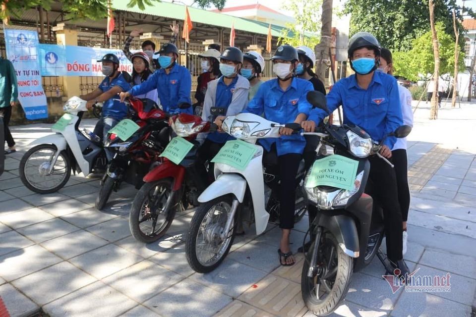 Nấu cơm, làm xe ôm miễn phí cho học trò nghèo thi tốt nghiệp