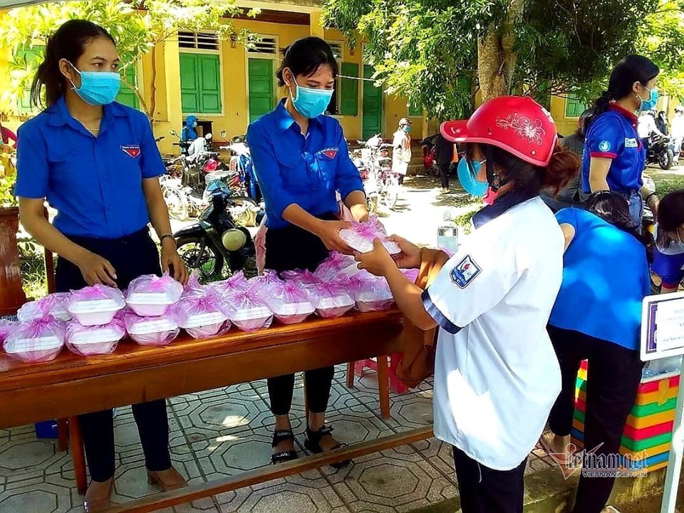 Bi Rain tìm Sơn Tùng bắt tay, ôm thân mật trong hậu trường