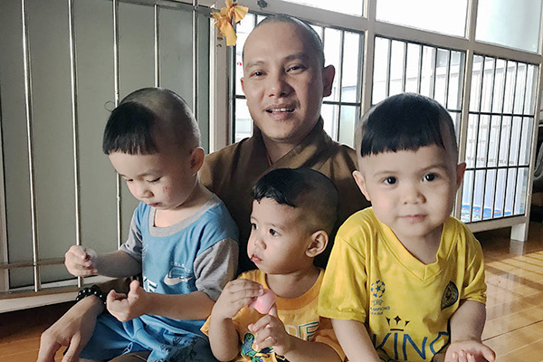 Sư trụ trì ở Sóc Trăng nấu sữa bắp bán, nuôi trẻ mồ côi