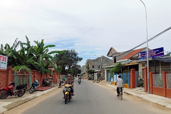 Người dân thị trấn Nam Phước tự nguyện hiến đất mở đường
