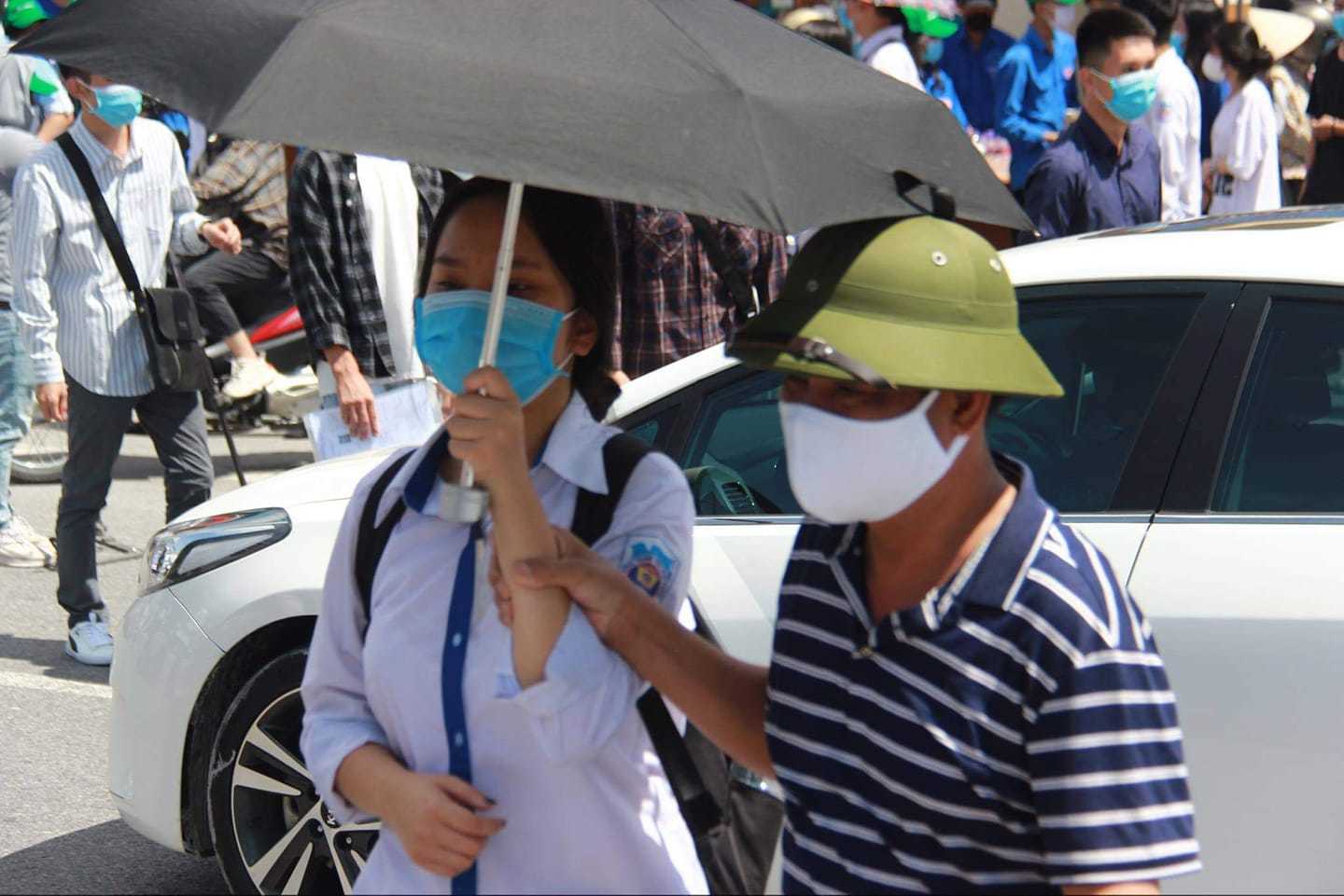 Bài thơ của bác sĩ bận chống dịch Covid-19 gửi con gái thi THPT