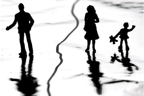 Mong bão giông dừng lại sau cánh cửa…