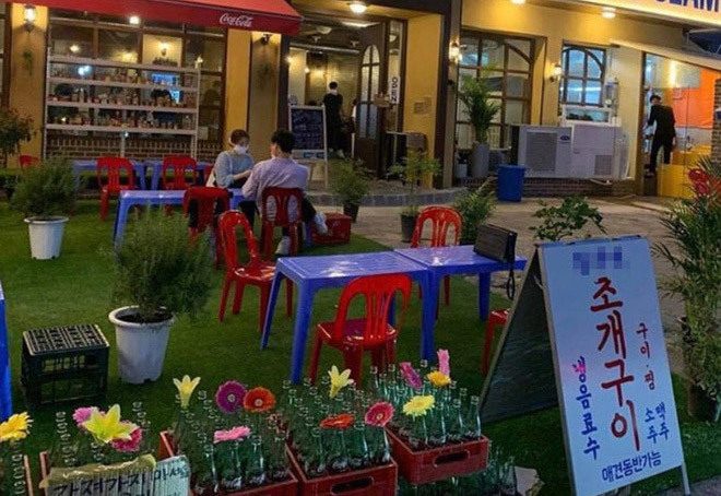 Quán vỉa hè Việt Nam 'mọc' lên giữa Seoul: Ghế nhựa, phở gà, cafe sữa đá