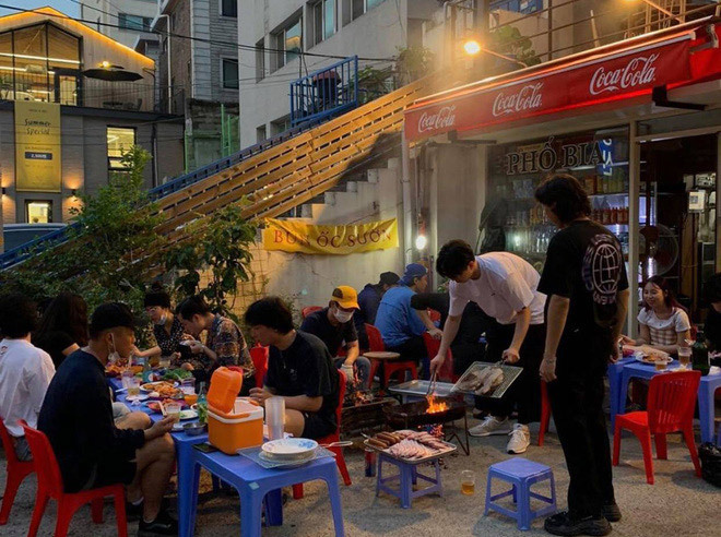 Quán vỉa hè Việt Nam 'mọc' lên giữa Seoul: Ghế nhựa, phở gà, cafe sữa đá Quan-via-he-vn-o-han-12